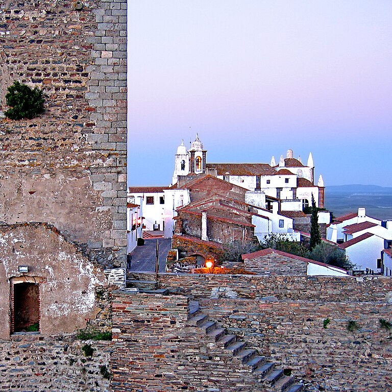 Monsaraz (Portugal) - Fica na região do Alentejo. É uma das localidades mais antigas a serem habitadas no país, já que sua fundação data oficialmente de 1276. Tem cerca de 6.700 moradores. 