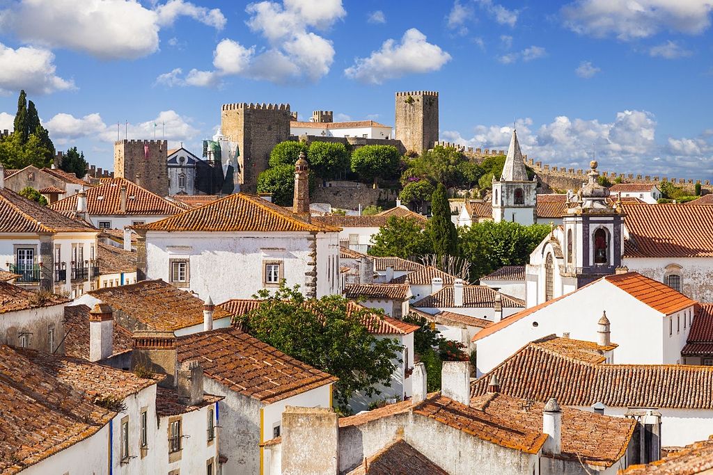 Ã?bidos (Portugal) - Esta vila integra o distrito de Leiria. Nos primÃ³rdios era um territÃ³rio dos mouros, Fundada em 1195, tem cerca de 11,5 mil residentes. 