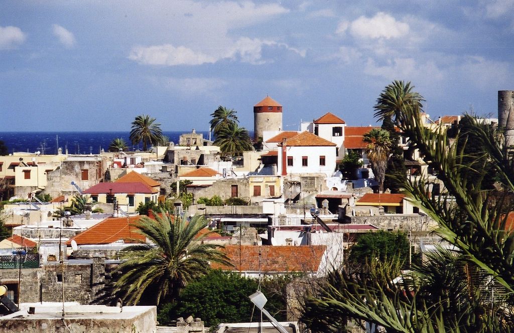  Rodes (Grécia) - É a maior de um grupo de ilhas do Dodecaneso, no mar Egeu. Patrimônio histórico da humanidade. Fundada em 408 a.C. tem ruínas antigas, belas praias e o Palácio dos Grandes Mestres. Tem cerca de 53 mil moradores.  