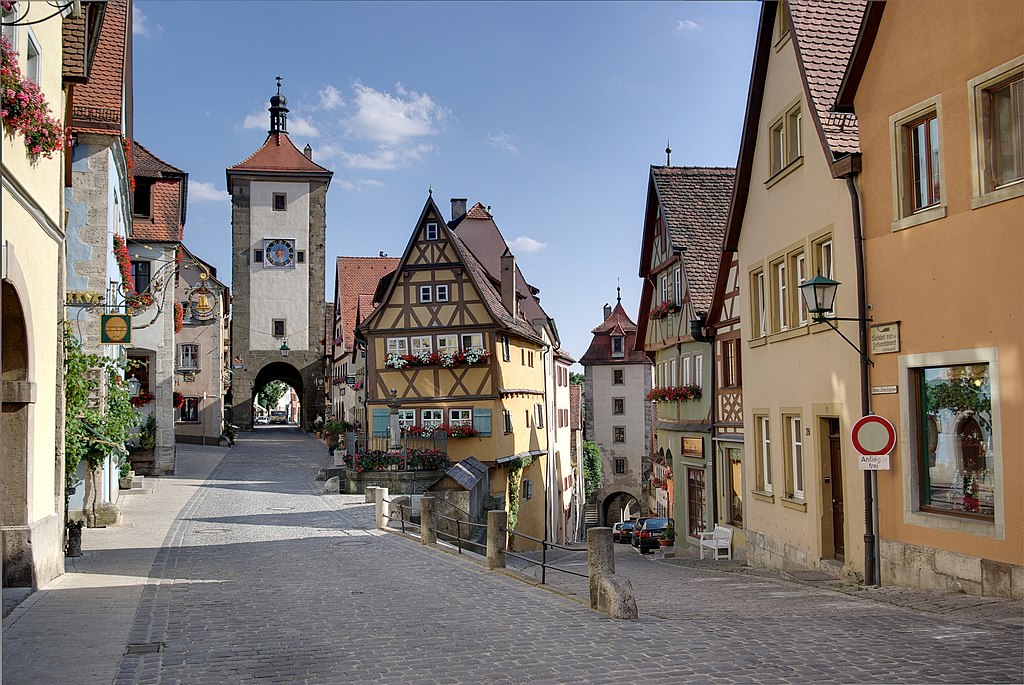    Rothenburg (Alemanha) - Fica na região da Baviera. Fundada em 960 d.C, mantém seu antigo muro ao redor do centro velho praticamente intacto. Banhada pelo rio Tauber, a cidade tem cerca de 11 mil habitantes. 