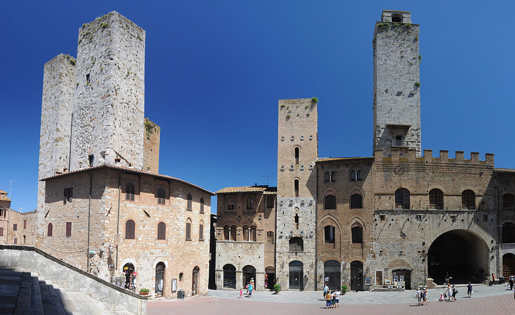   San Gimignano (ItÃ¡lia) - Fica na regiÃ£o da Toscana. Fundada no sÃ©culo 3 a.C. Foi um importante local para as peregrinaÃ§Ãµes atÃ© Roma pela Via Francigena. Tem muitas obras de arte  dos sÃ©culos 14 e 15. Sua populaÃ§Ã£o Ã© de cerca de 3,2 mil moradores. 