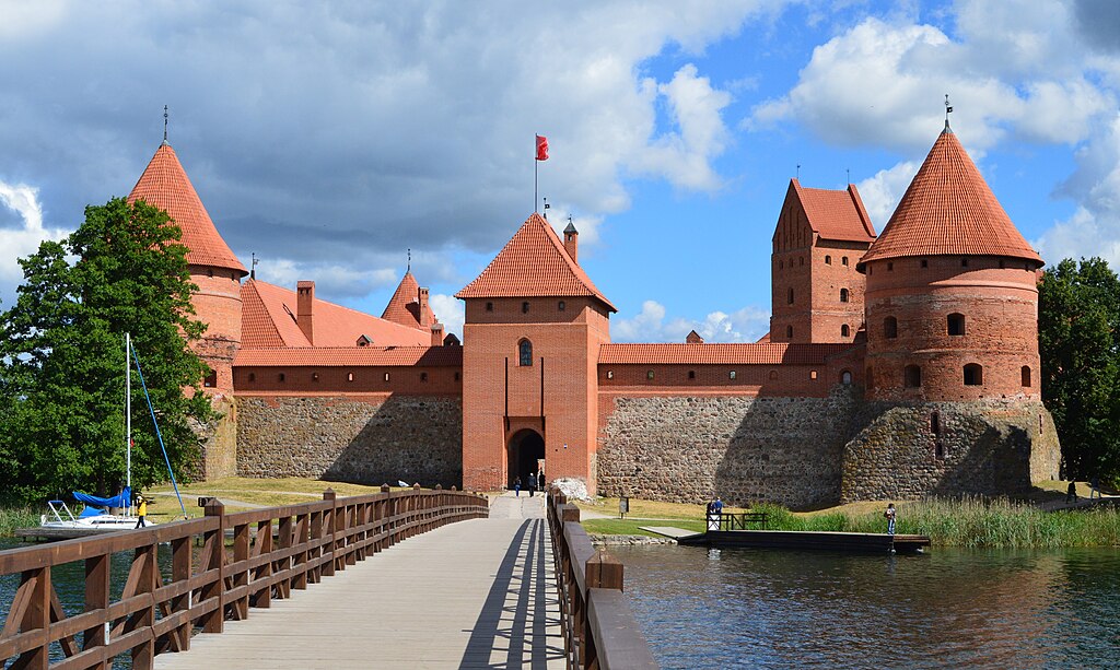 Trakai(Lituânia) - Fundada no século 14, chegou a ser o centro administrativo e político do país. Seu castelo é um famoso cartão-postal, no lago Galvé, rodeado de belas paisagens. Tem cerca de 31 mil residentes.