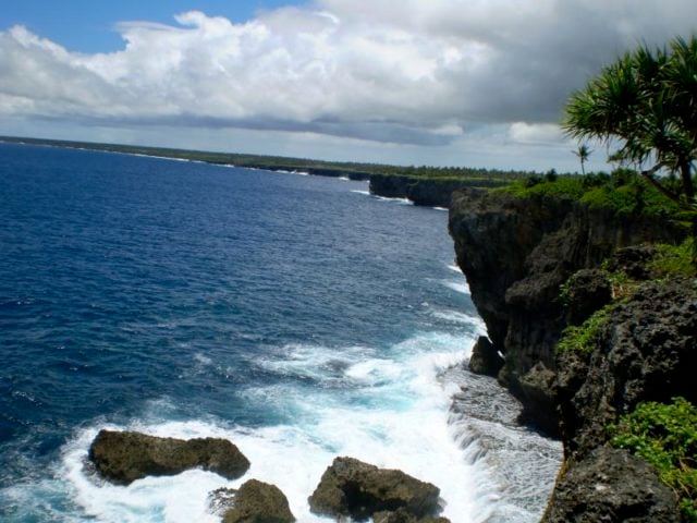 O turismo também desempenha um papel crescente na economia, com visitantes atraídos pelas paisagens paradisíacas e cultura marcante do país.