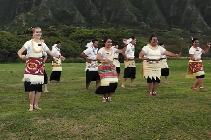 Apesar de ter recebido influências estrangeiras ao longo dos séculos, Tonga conseguiu preservar grande parte de sua rica cultura, marcada por tradições ancestrais, danças típicas, e uma profunda conexão com a natureza.