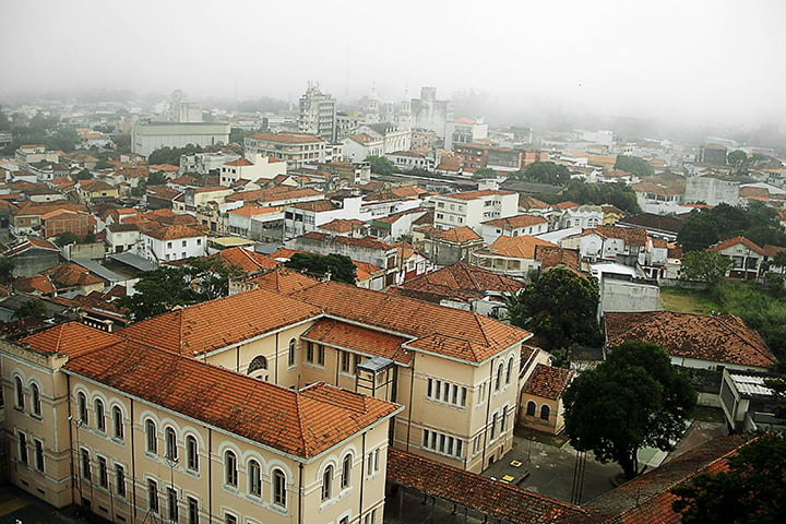 A cidade tem 752 km², com 121 mil habitantes. Fica a 530m de altitude e a 175 km da capital São Paulo.