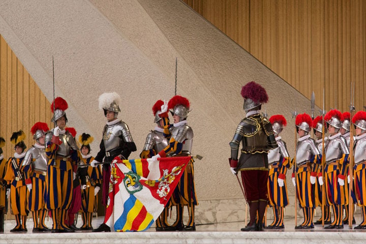 Guarda Suíça: O exército do Vaticano é composto pela Guarda Suíça, que serve como guarda-costas do Papa. Fundada em 1506, a Guarda é famosa por seus uniformes coloridos e históricos.