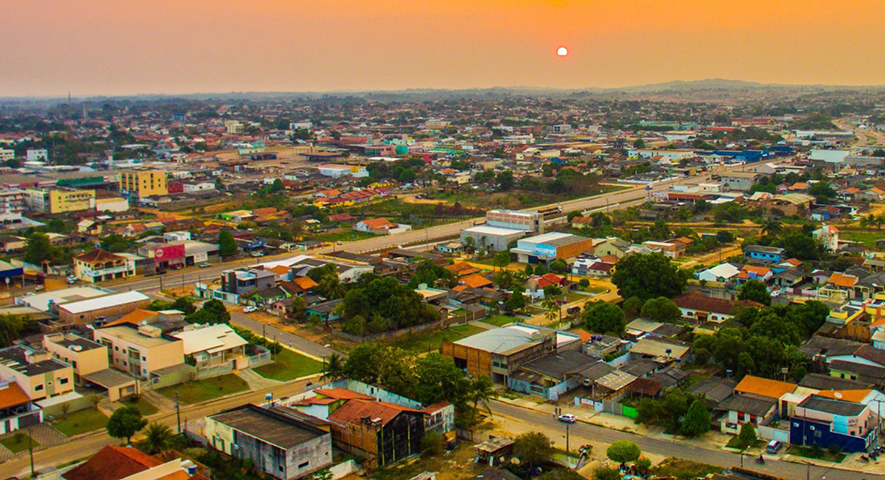 A cidade ocupa uma área de 6.897 km² e tem 130 mil habitantes. Fica a 170m de altitude e 373 km de distância da capital Porto Velho