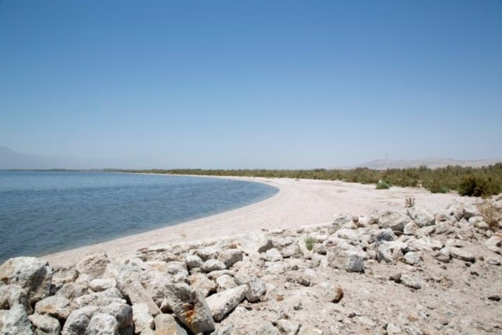 O lago Salton foi formado em 1905, depois de uma subida do nível das águas do Rio Colorado devido a um erro de cálculo de uma obra. É um lago de água salgada com  889 km² de área. 