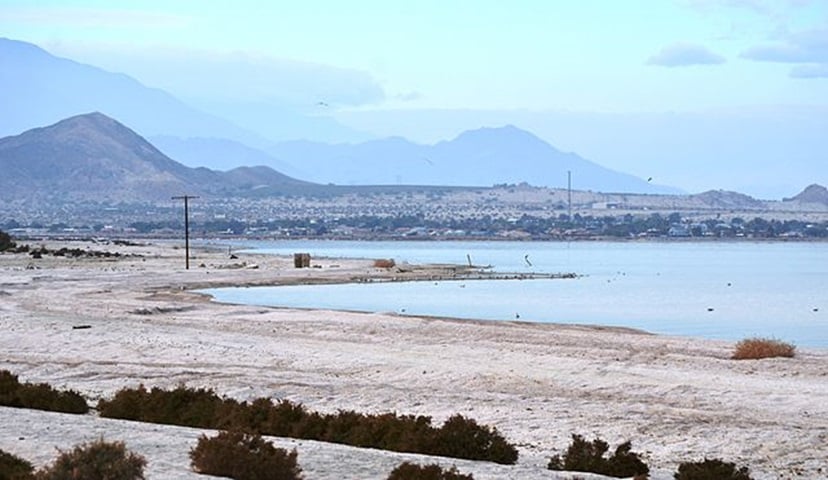 Estudos apontam que seria possível retirar 600 mil toneladas de lítio por ano do lago Salton, que fica na Falha de San Andreas, uma falha geológica provocada pela constante atividade sísmica numa região de placas tectônicas.