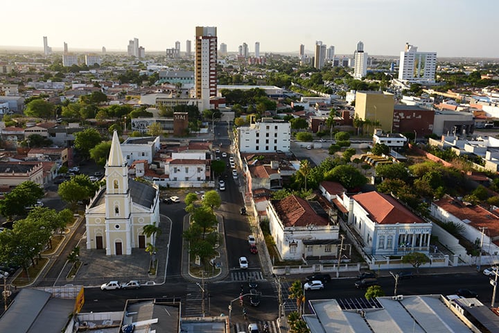 A cidade ocupa 2.099 km² (sendo 74 km² em área urbana) e tem 303 mil habitantes. Fica a 281 km da capital Natal.