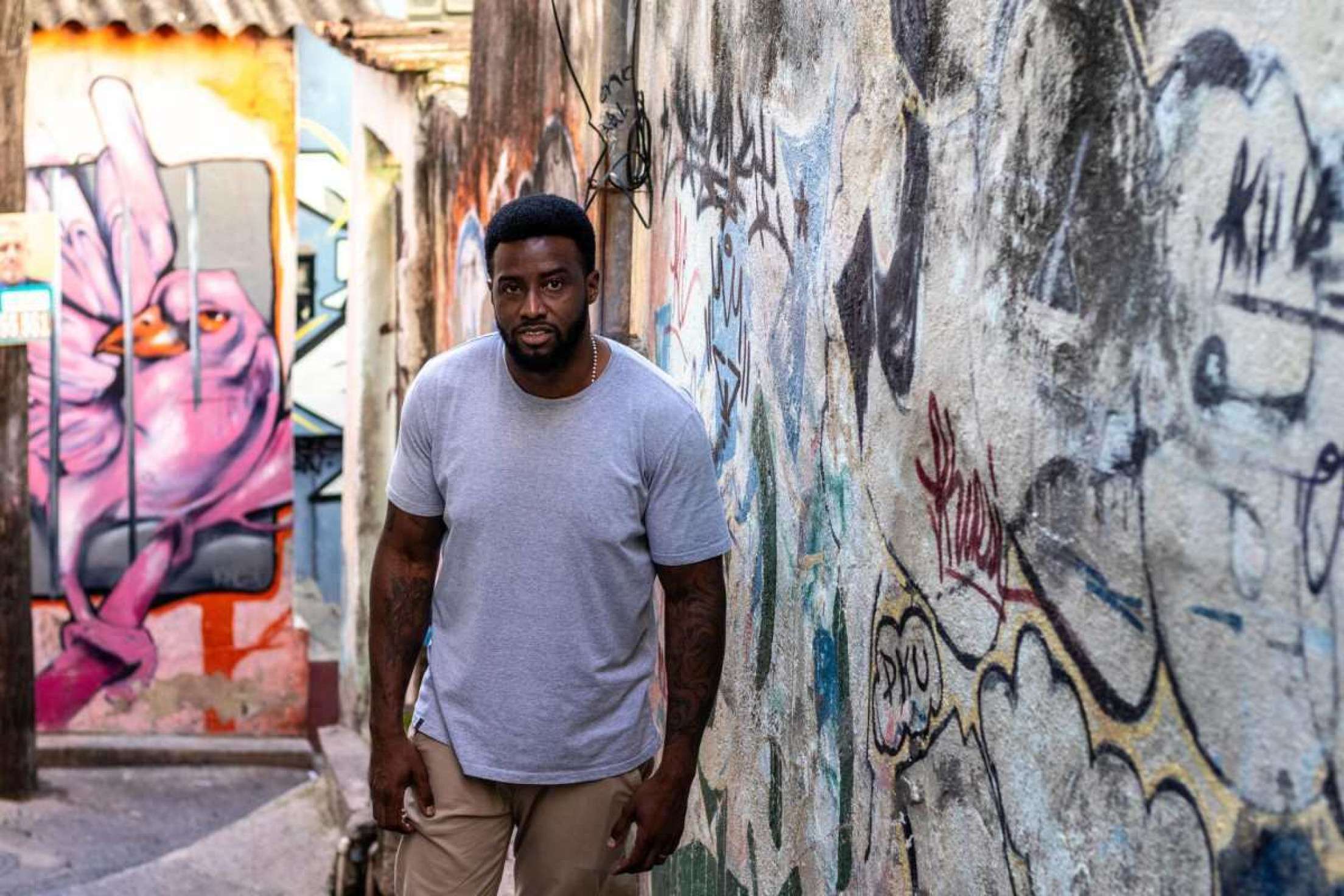 Ronald Nascimento dedica parte da sua rotina no Studio Beco a oficinas de fotografias com crianças da comunidade