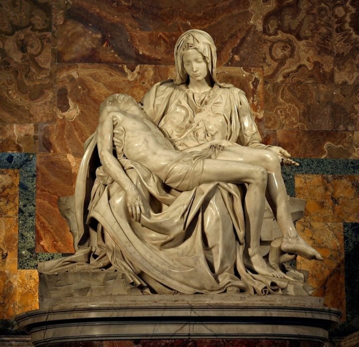 Pietà: Embora tecnicamente não faça parte dos Museus do Vaticano, a Pietà de Michelangelo, localizada na Basílica de São Pedro, é uma das esculturas mais famosas do mundo. Retrata Maria segurando o corpo de Cristo após a crucificação.