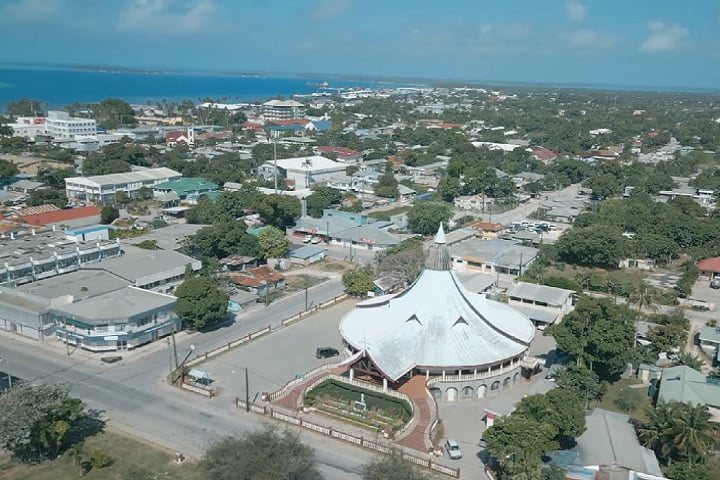 A ilha de Tongatapu é a maior e mais populosa (75 mil habitantes), enquanto outras ilhas, como Vava'u, são conhecidas por sua beleza natural.