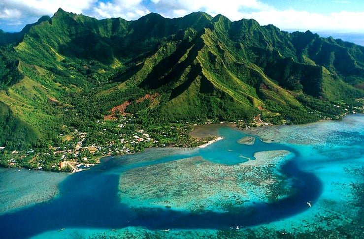 As ilhas variam entre atóis de coral e ilhas vulcânicas. O clima é tropical, com um período mais chuvoso de novembro a abril.