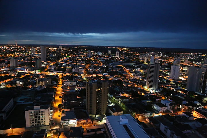 A cidade ocupa 4.523 km²e tem 340 mil habitantes. Fica a 823m de altitude e a 481 km da capital Belo Horizonte.