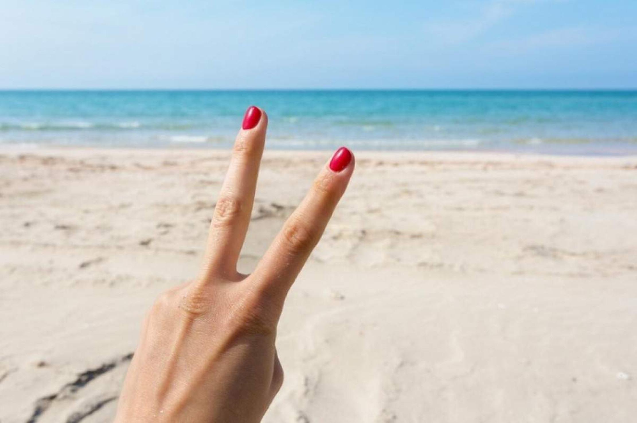 Vai viajar à praia? Aprenda seis truques para manter a saúde das unhas