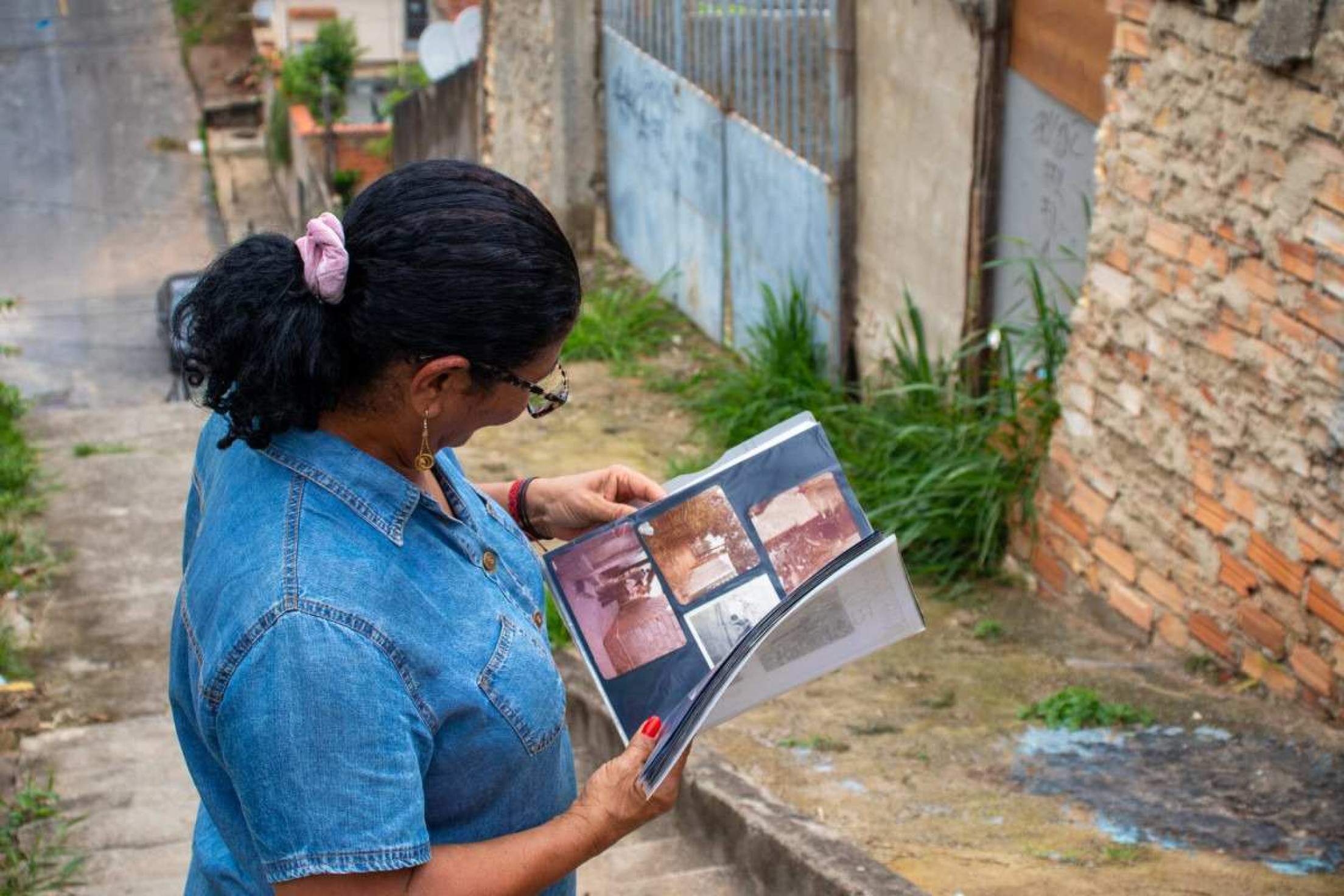 Valéria registra há décadas o cotidiano dos moradores da Pedreira Prado Lopes. Um sentimento de resgate histórico nascido na adolescência