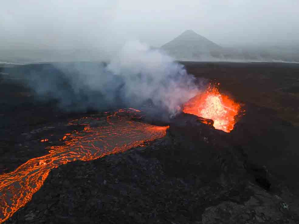 Litli Hrútur (Islândia): Fica a cerca de 30 km da capital Reykjavik e entrou em erupção em julho de 2023, após uma série de pequenos terremotos. Essa foto foi tirada pela fotógrafa brasileira Sabrina Chinellato.