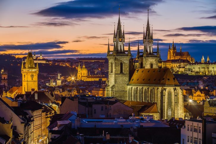 2º lugar: Praga, na República Tcheca - Um dos pontos forte da capital tcheca é sua fascinante arquitetura. Torres góticas, castelos e pontes enchem a vista de quem transita por suas ruas. A farta programação cênica também é um dos aspectos enaltecidos pelos moradores. 