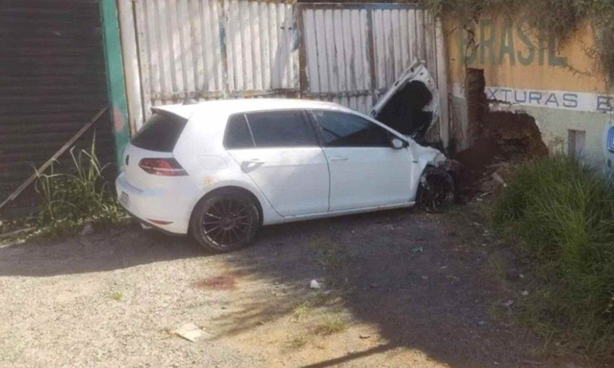 Duas pessoas morrem ap&oacute;s carro bater em muro no Sul de Minas -  (crédito: Divulga&ccedil;&atilde;o / Departamento Municipal de Tr&acirc;nsito (Demutran))