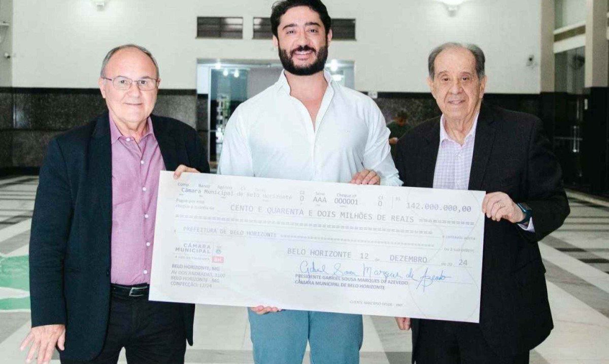 Vereador Gabriel Azevedo entrega cheque simbólico de recursos economizados pela CMBH para os secretários João Fleury e Leonardo Colombini -  (crédito: Abraão Bruck/CMBH)