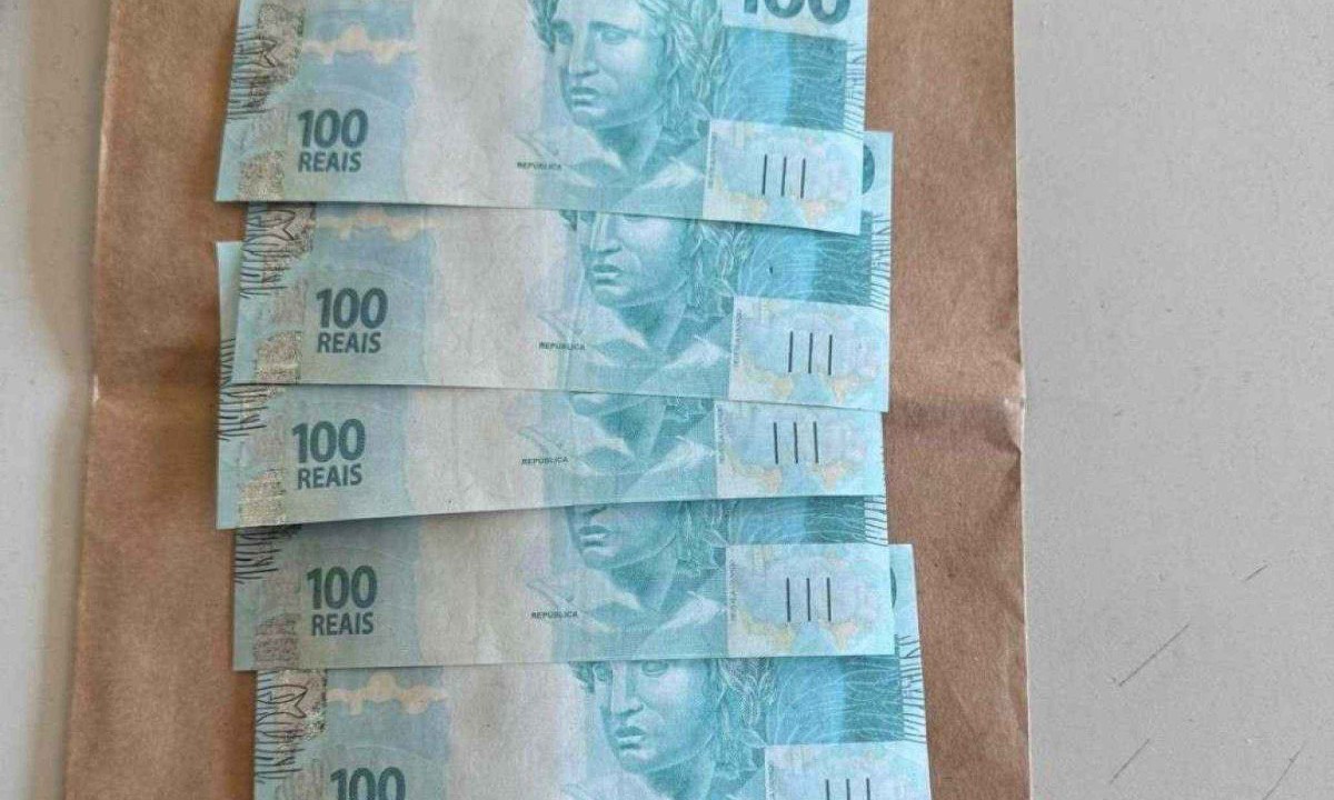 Ao abrir o envelope na presen&ccedil;a do destinat&aacute;rio, os agentes encontraram cinco c&eacute;dulas de R$ 100 com sinais de falsifica&ccedil;&atilde;o -  (crédito: Pol&iacute;cia Federal/Divulga&ccedil;&atilde;o)