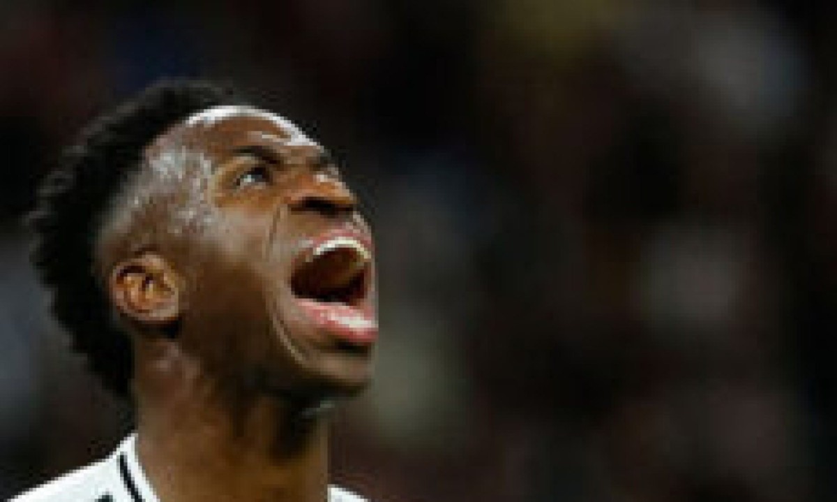  TOPSHOT - Real Madrid's Brazilian forward #07 Vinicius Junior reacts during the Spanish league football match between Real Madrid CF and FC Barcelona at the Santiago Bernabeu stadium in Madrid on October 26, 2024. (Photo by OSCAR DEL POZO / AFP)
     -  (crédito:  AFP)