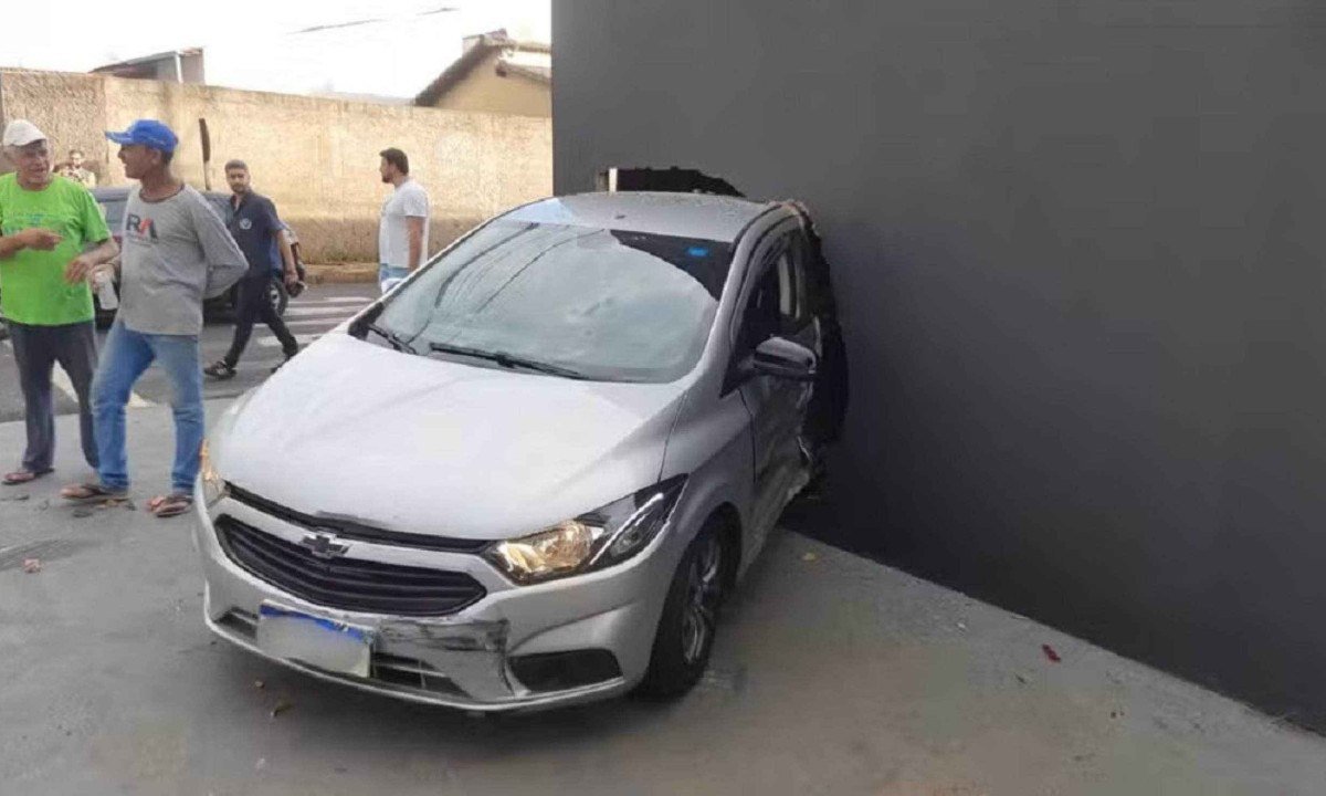 Ladr&atilde;o foi preso, mas bateu duas vezes carro da v&iacute;tima -  (crédito: Reprodu&ccedil;&atilde;o/redes sociais)