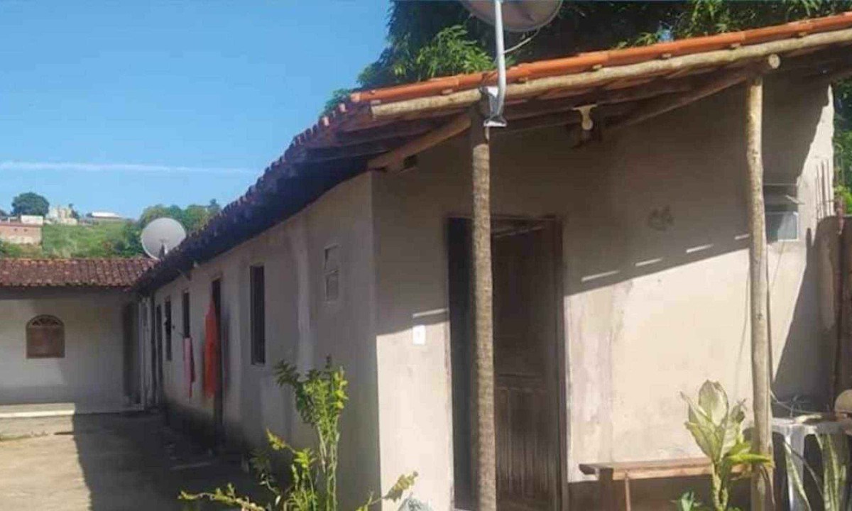 A viol&ecirc;ncia sexual ocorria em um est&uacute;dio de tatuagem clandestino na casa do suspeito -  (crédito: TV Leste/Reprodu&ccedil;&atilde;o)
