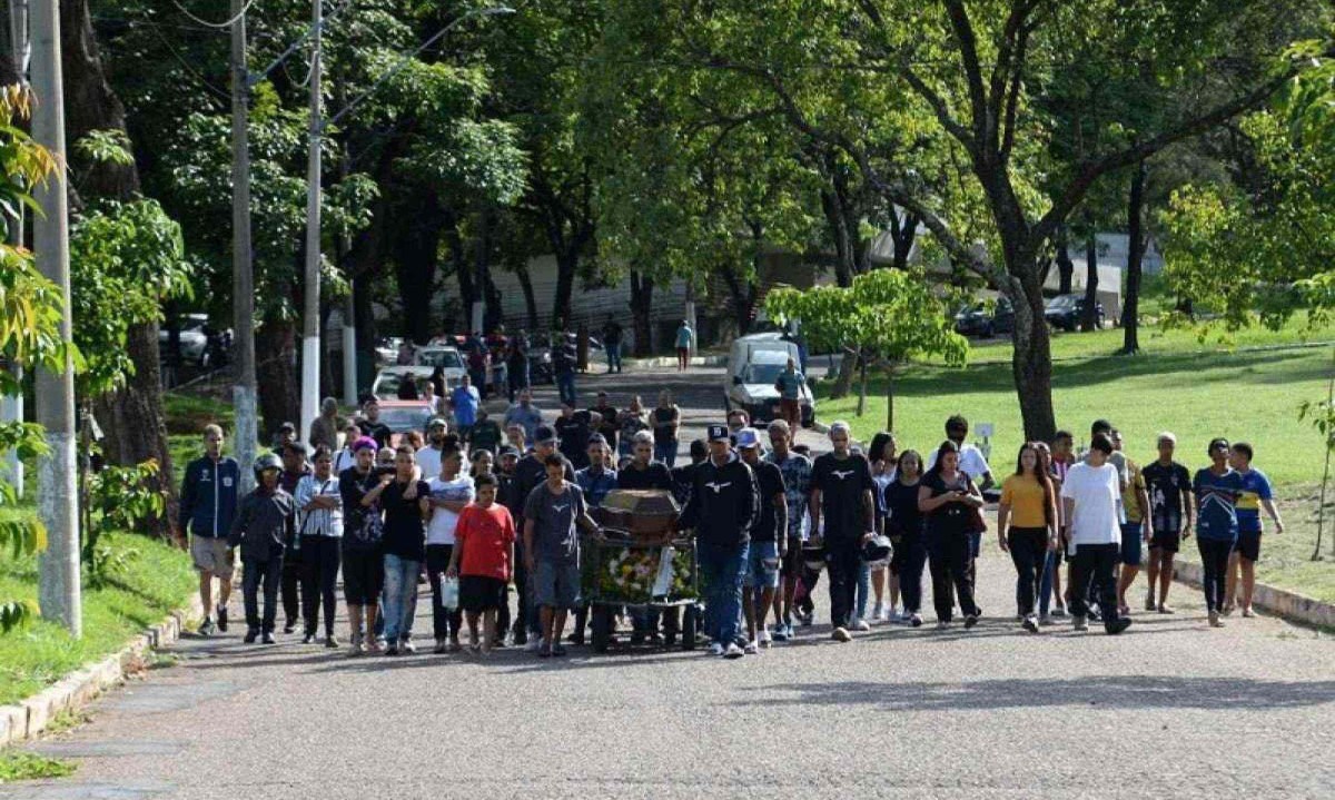 Katy Emanuela foi sepultada no Cemitério da Paz, no Bairro Caiçara, na Região Noroeste de Belo Horizonte, na tarde desta quinta-feira (12/12) -  (crédito: Túlio Santos / EM / D.A Press)