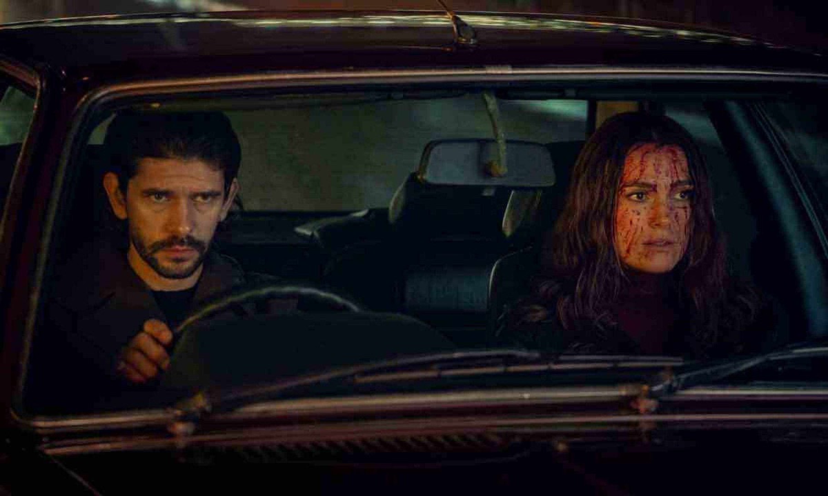 Os atores Ben Whishaw (Sam) e Keira Knightley (Helen Webb) são parceiros em perigo num jogo que envolve assassinatos e pistas falsas -  (crédito: NETFLIX/DIVULGAÇÃO)