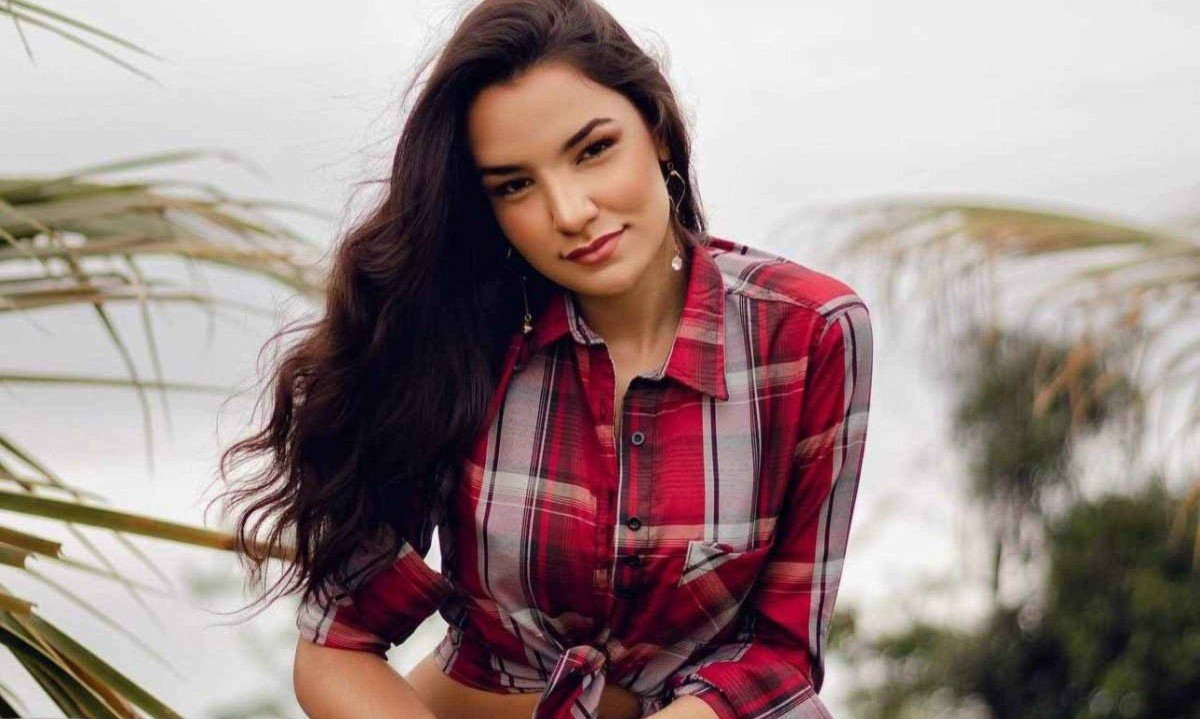 Giovana Costa comemora mais de 100 mil plays no EP 