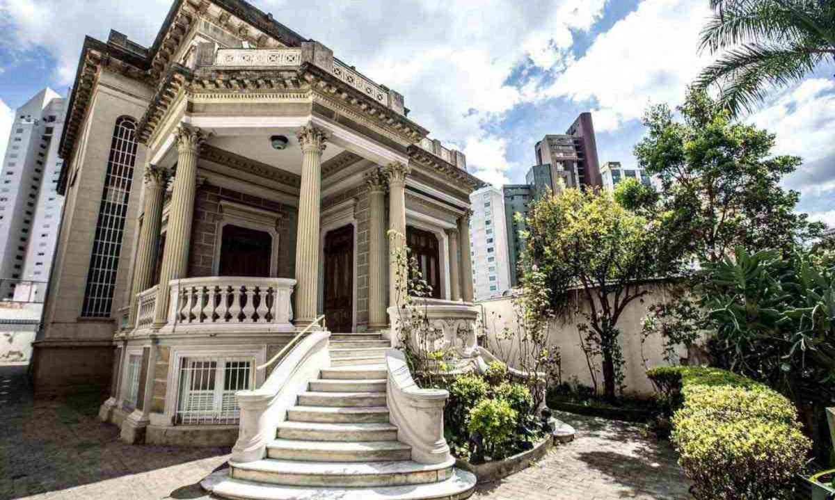 Fundada em 1909 em Juiz de Fora, sede da AML foi transferida para BH em 1915 e hoje ocupa o Palacete Borges da Costa, na Rua da Bahia -  (crédito: Vinicius Carvalho/Divulgação)
