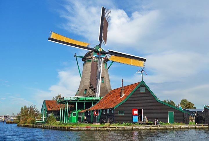 A cidade de Zaandam, a 22 km de distância da capital Amsterdam, abriga no bairro de Zaanse Schans um dos principais pontos turísticos do país. São seis moinhos, casas verdes e marrons, um museu que narra a história da região, além de lojas produtoras de itens típicos como queijos e tamancos de madeira. 