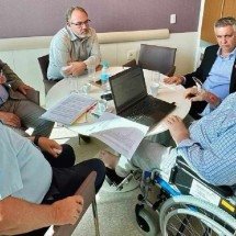 Fuad posta foto em cadeira de rodas no hospital: ‘Sigo trabalhando por BH’ - Reprodução/Redes Sociais