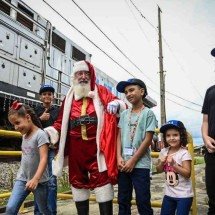 Crianças realizam sonho de conhecer locomotivas ao lado de Papai Noel - Leandro Couri/EM/D.A Press