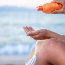 As sete áreas do corpo mais esquecidas durante aplicação do protetor solar - Freepik