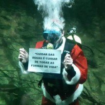 Papai Noel 'mergulha' em aquário em BH neste domingo (15/12) -  Lívia Ansaloni/PBH