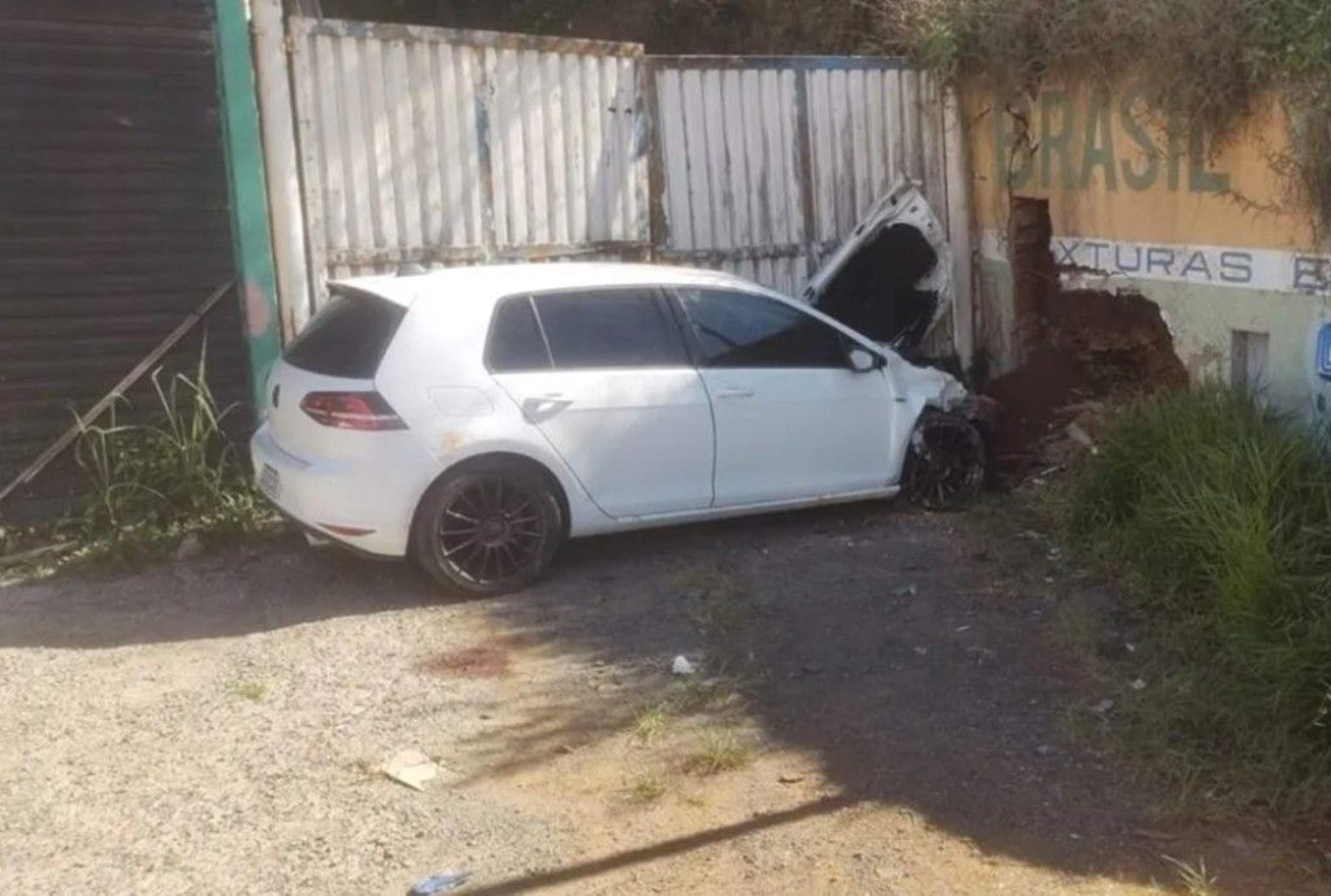 Duas pessoas morrem após carro bater em muro no Sul de Minas
