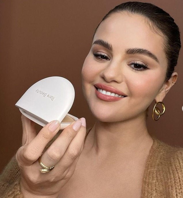 O sucesso da Rare Beauty está fortemente ligado à sua popularidade entre a geração Z, composta por pessoas nascidas entre 1995 e 2010. A marca oferece principalmente produtos líquidos e de fácil aplicação, que se destacaram em diversos vídeos de tendências no TikTok desde seu lançamento.-Reprodução/Instagram @selenagomez