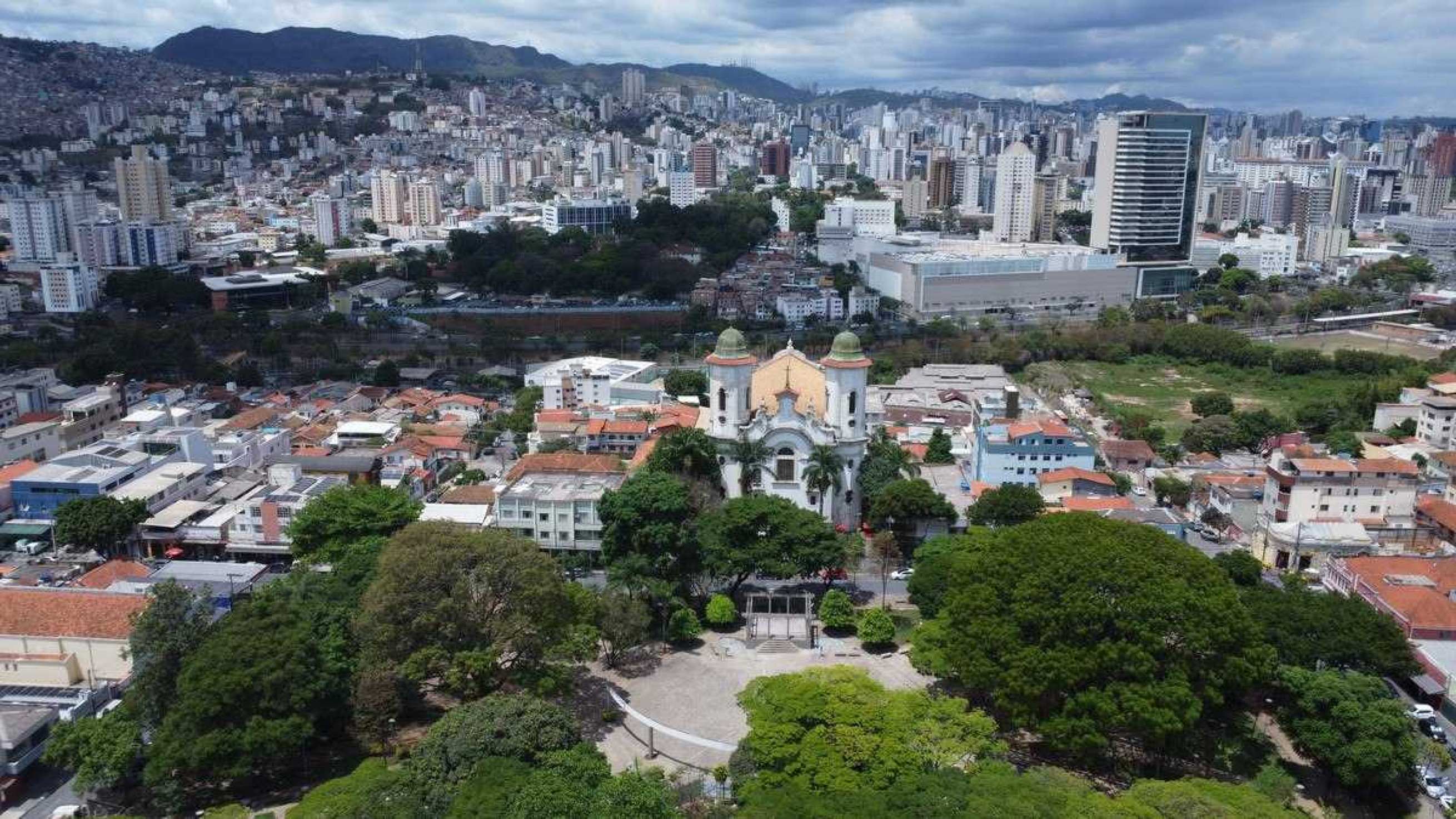 Praça Duque de Caxias, no Bairro Santa Tereza, na Região Leste
