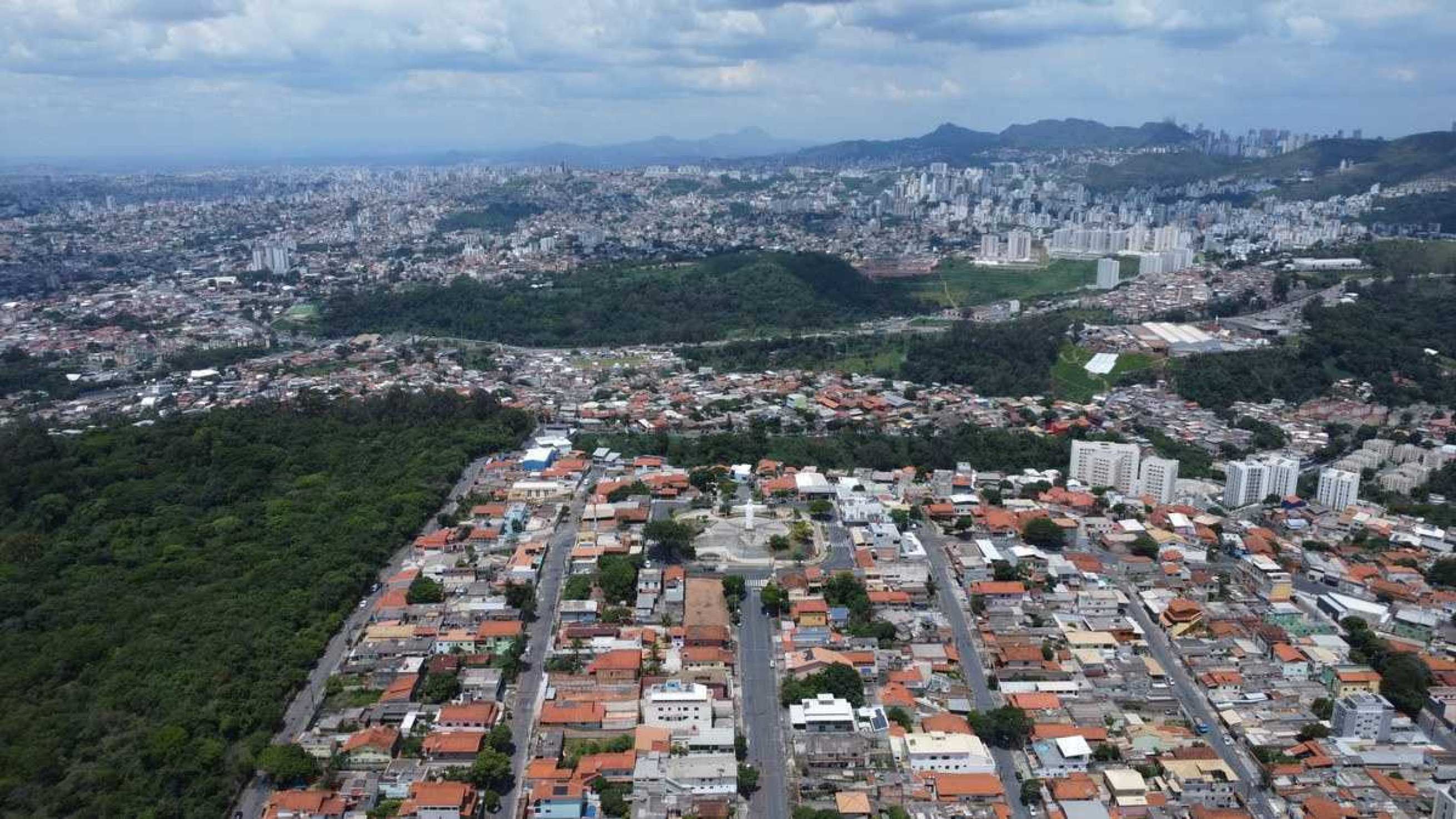 Vista do Cristo Redentor, no Bairro Milionários, na Região do Barreiro, e do Bairro Buritis, na Região Oeste