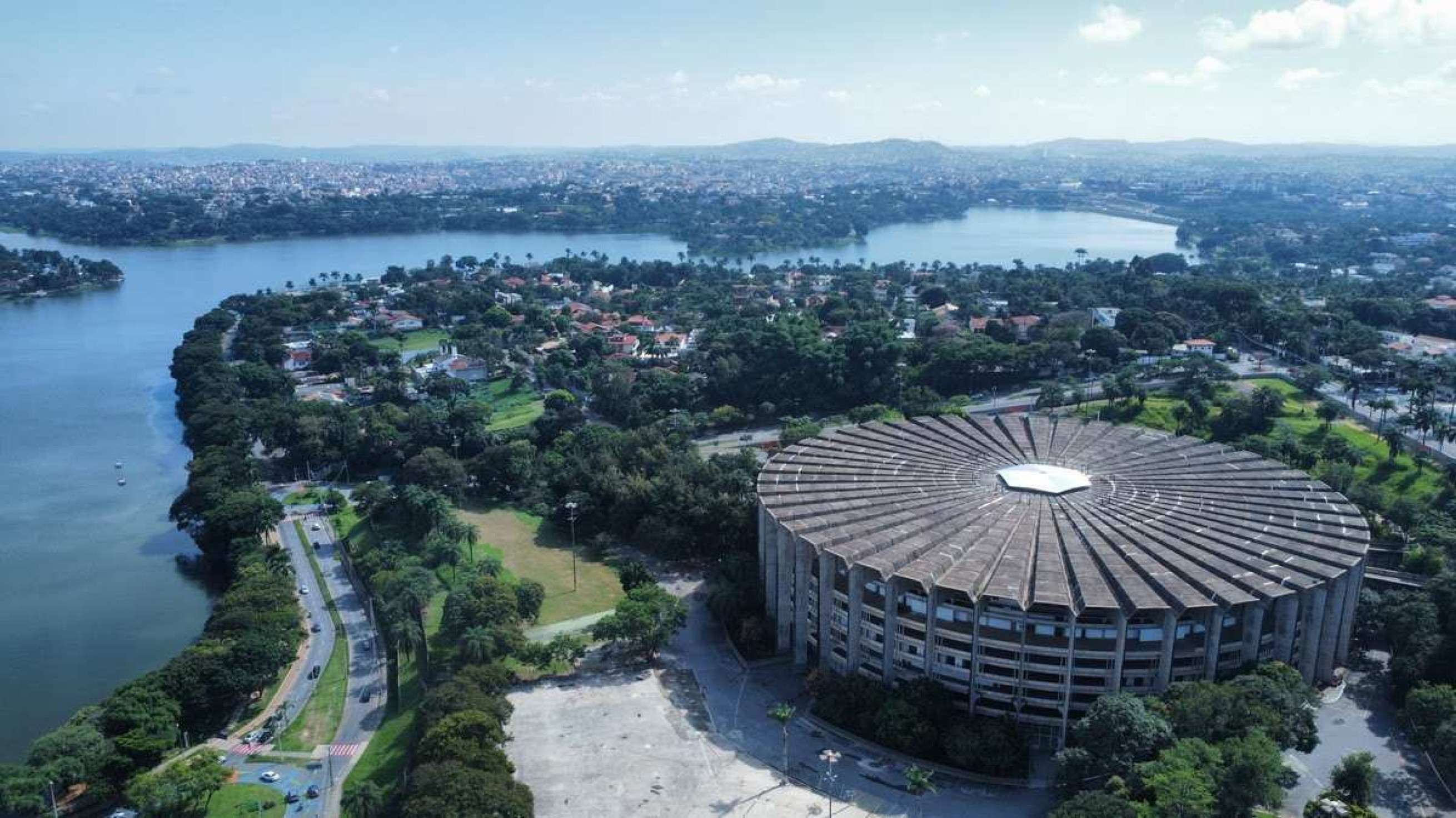 Vista do estádio Mineirinho e da Lagoa da Pampulha, na Região da Pampulha