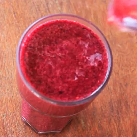 Outro suco que mistura frutas e é ótimo para o sistema de defesa do corpo é o de frutas vermelhas: melancia, morango e uvas são as mais usadas. 