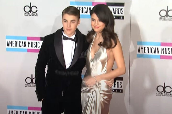 Sua vida amorosa também já ganhou holofotes do mundo todo. De 2011 a 2014, por exemplo, ela viveu um relacionamento de idas e vindas com o cantor Justin Bieber.-Reprodução American Music Awards 2011