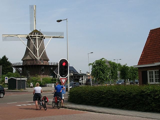 No “De Molen van Sloten” há informações sobre a história do moinho e a tecnologia utilizada. O local, inclusive, pode ser utilizado como para a realização de casamentos. 