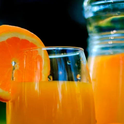Uma delas é o suco de laranja com mel, que leva ainda própolis. O mel serve como açúcar.