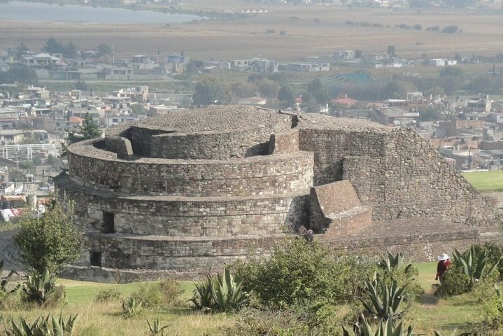 Tudo começou em 1999, quando, enquanto faziam uma escavação no México, arqueólogos encontraram um esqueleto em frente ao templo de Ehecatl, deus asteca do vento, segurando um apito em forma de caveira.