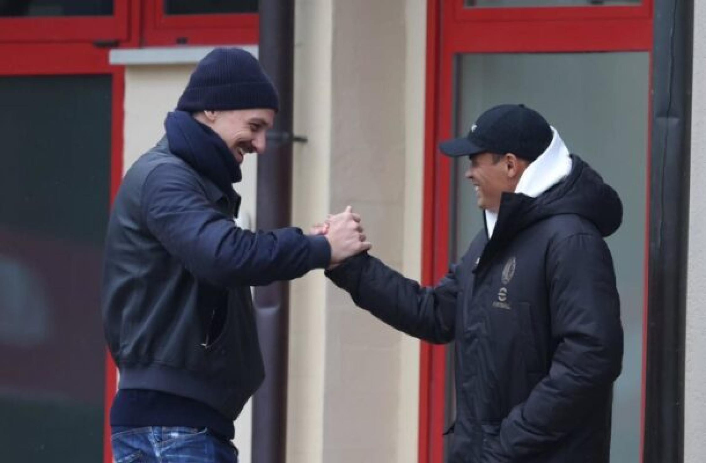 Thiago Silva, do Fluminense, visita o Milan e registra imagens com Ibrahimovic