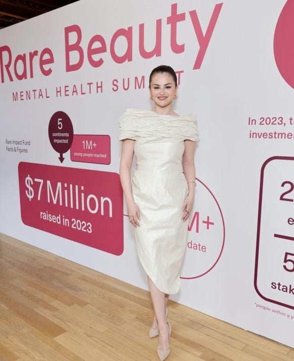Grande parte da fortuna da artista (cerca de 81,4%) provém de sua atuação como empresária. Em 2020, ela fundou a Rare Beauty, uma marca de cosméticos que alcançou grande sucesso nos EUA e em diversos países ao redor do mundo, incluindo o Brasil.-reprodução/instagram @selenagomez